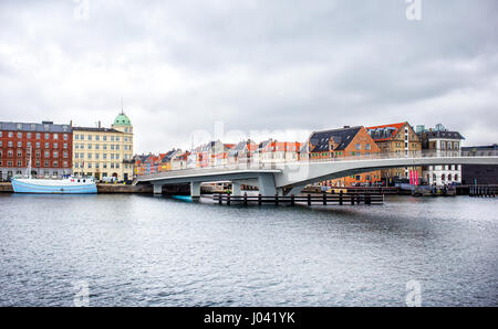 Copenhagen, Danimarca - 29 Marzo 2017: vista del ponte Inderhavnsbroen a Copenaghen - Danimarca Foto Stock