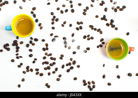 Modello di caffè con due tazze colorate e fagioli isolati su sfondo bianco Foto Stock