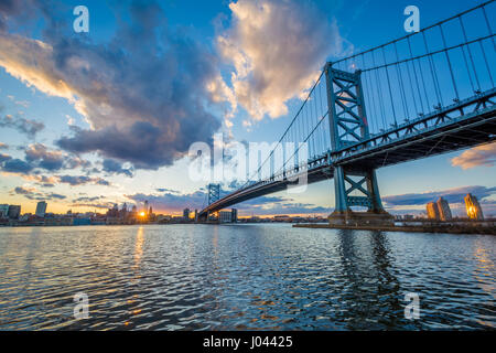 Il Benjamin Franklin Bridge e e del fiume Delaware, al tramonto, visto da di Camden, nel New Jersey. Foto Stock