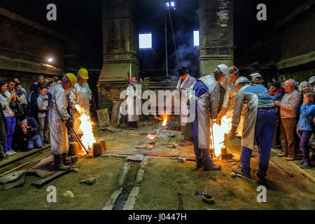 Campana di colata di quattro campane della chiesa nel tradizionale fonderia di campane 'Petit & Edelbrock' in Gescher, Germania. Nel forno di una lega di rame e stagno è fusa a 1000 gradi centigradi. Questo metallo liquido fluisce poi in metropolitana campana forme. Foto Stock