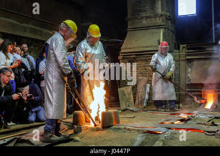 Campana di colata di quattro campane della chiesa nel tradizionale fonderia di campane 'Petit & Edelbrock' in Gescher, Germania. Nel forno di una lega di rame e stagno è fusa a 1000 gradi centigradi. Questo metallo liquido fluisce poi in metropolitana campana forme. Foto Stock