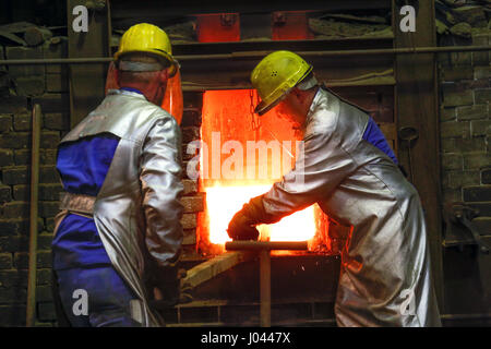 Campana di colata di quattro campane della chiesa nel tradizionale fonderia di campane 'Petit & Edelbrock' in Gescher, Germania. Nel forno di una lega di rame e stagno è fusa a 1000 gradi centigradi. Questo metallo liquido fluisce poi in metropolitana campana forme. Foto Stock