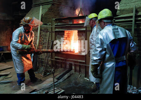 Campana di colata di quattro campane della chiesa nel tradizionale fonderia di campane 'Petit & Edelbrock' in Gescher, Germania. Nel forno di una lega di rame e stagno è fusa a 1000 gradi centigradi. Questo metallo liquido fluisce poi in metropolitana campana forme. Foto Stock