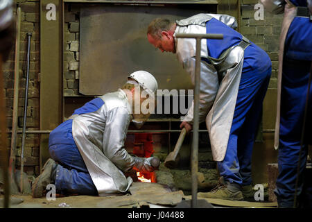 Campana di colata di quattro campane della chiesa nel tradizionale fonderia di campane 'Petit & Edelbrock' in Gescher, Germania. Nel forno di una lega di rame e stagno è fusa a 1000 gradi centigradi. Questo metallo liquido fluisce poi in metropolitana campana forme. Foto Stock