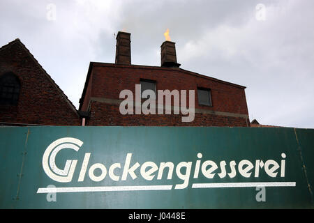 Campana di colata di quattro campane della chiesa nel tradizionale fonderia di campane 'Petit & Edelbrock' in Gescher, Germania. Nel forno di una lega di rame e stagno è fusa a 1000 gradi centigradi. Questo metallo liquido fluisce poi in metropolitana campana forme. Foto Stock