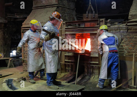 Campana di colata di quattro campane della chiesa nel tradizionale fonderia di campane 'Petit & Edelbrock' in Gescher, Germania. Nel forno di una lega di rame e stagno è fusa a 1000 gradi centigradi. Questo metallo liquido fluisce poi in metropolitana campana forme. Foto Stock