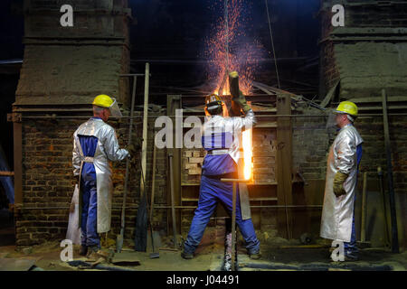 Campana di colata di quattro campane della chiesa nel tradizionale fonderia di campane 'Petit & Edelbrock' in Gescher, Germania. Nel forno di una lega di rame e stagno è fusa a 1000 gradi centigradi. Questo metallo liquido fluisce poi in metropolitana campana forme. Foto Stock