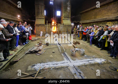 Campana di colata di quattro campane della chiesa nel tradizionale fonderia di campane 'Petit & Edelbrock' in Gescher, Germania. Nel forno di una lega di rame e stagno è fusa a 1000 gradi centigradi. Questo metallo liquido fluisce poi in metropolitana campana forme. Foto Stock