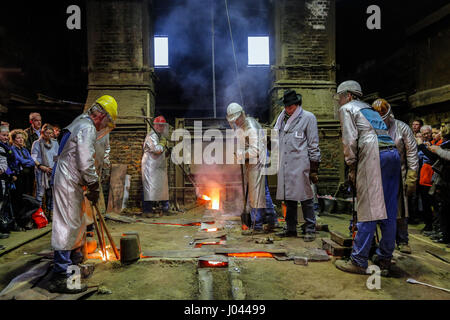 Campana di colata di quattro campane della chiesa nel tradizionale fonderia di campane 'Petit & Edelbrock' in Gescher, Germania. Nel forno di una lega di rame e stagno è fusa a 1000 gradi centigradi. Questo metallo liquido fluisce poi in metropolitana campana forme. Foto Stock