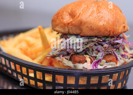 Haloumi fritte Burger con slaw, yogurt, trucioli e baba ganoush Foto Stock