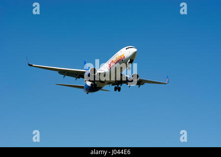 Jet2 Boeing 737-8MG l'atterraggio all'Aeroporto di Birmingham, UK (G-JZHM) Foto Stock