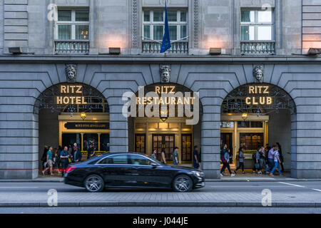 Un auto di lusso passa l'ingresso al Ritz ristorante a 150 Piccadilly, St Jame's di Londra - Inghilterra. Foto Stock
