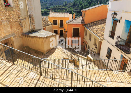 Tipica strada in sella, tradizionale villaggio di montagna, regione di Alicante, Spagna Foto Stock