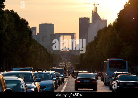 Francia, Parigi e La Defense Grande Arche Avenue Charles de Gaulle Foto Stock