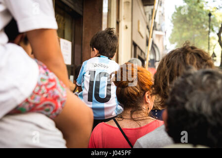 Argentina persone commemorare il giorno della memoria per la verità e la giustizia - 24/03/2017 - Argentina / Buenos Aires - 24/03/2017 - Argentina / Buenos Aires - Il 24 marzo, migliaia di persone hanno marciato per le strade di Buenos Aires (e le altre principali città argentine) per commemorare il giorno della memoria per la verità e la giustizia, al 41mo anniversario del colpo di stato che ha interrotto il processo di ordine democratico tra il 1976 e il 1983 lasciando almeno 30 mila scomparso. - Matias Izaguirre / Le Pictorium Foto Stock