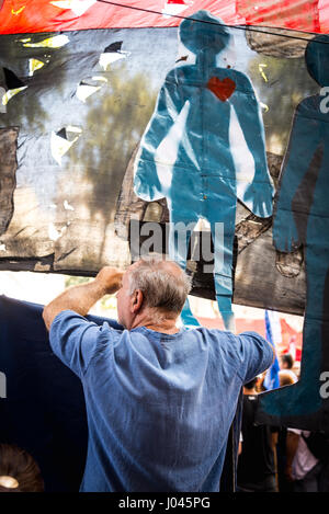 Argentina persone commemorare il giorno della memoria per la verità e la giustizia - 24/03/2017 - Argentina / Buenos Aires - 24/03/2017 - Argentina / Buenos Aires - Il 24 marzo, migliaia di persone hanno marciato per le strade di Buenos Aires (e le altre principali città argentine) per commemorare il giorno della memoria per la verità e la giustizia, al 41mo anniversario del colpo di stato che ha interrotto il processo di ordine democratico tra il 1976 e il 1983 lasciando almeno 30 mila scomparso. - Matias Izaguirre / Le Pictorium Foto Stock