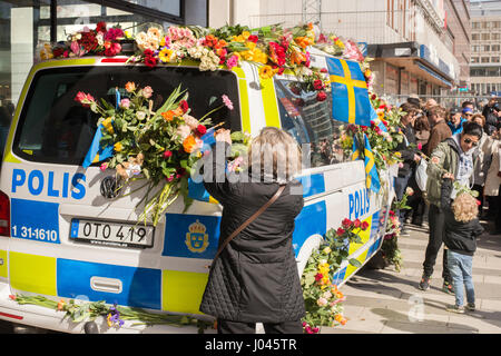 Stoccolma, Svezia - 09 Aprile 2017: fiori su un furgone della polizia. carrello attentato nel centro di Stoccolma, Svezia Foto Stock