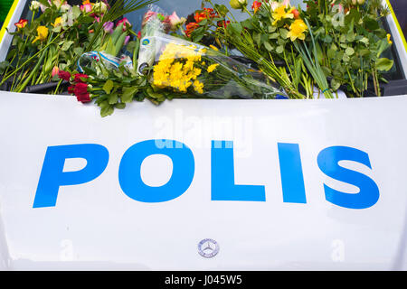 Stoccolma, Svezia - 09 Aprile 2017: fiori su un furgone della polizia. carrello attentato nel centro di Stoccolma, Svezia Foto Stock