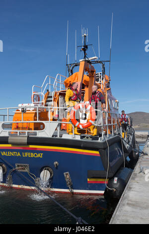 RNLI scialuppa di salvataggio e di equipaggio, Valentia Island, nella contea di Kerry Irlanda Foto Stock