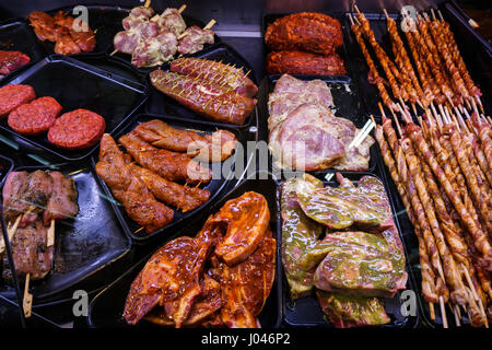 Marinaded carne per la griglia in un espositore da banco in un supermercato. carne al macellaio Foto Stock