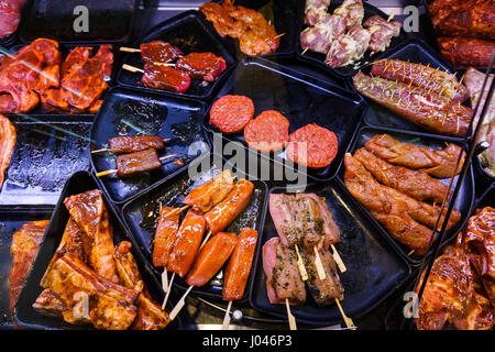 Marinaded carne per la griglia in un espositore da banco in un supermercato. carne al macellaio Foto Stock