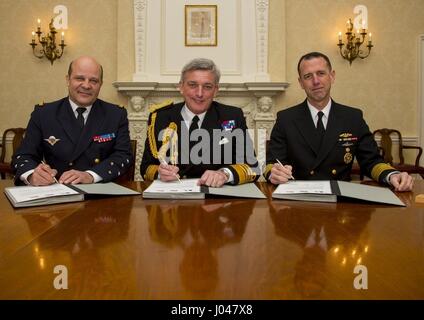 Il francese Marine Nationale Chief del Navy Christophe Prazuck (sinistra), il Royal Navy primo signore del mare e capo del personale navale Sir Philip Jones (centrale), E DEGLI STATI UNITI La Marina Capo di operazioni navali di John Richardson firmare il 2017 Trilaterale colloqui marittimi documento presso il Ministero della Difesa del 27 marzo 2017 a Londra, Inghilterra. (Foto di Damon Moritz /US Navy via Planetpix) Foto Stock