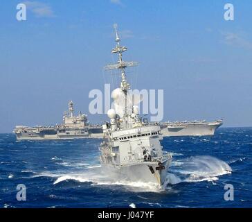 La Marina Francese Cassard-class guidato-missile destroyer fregata Cassard FS passa l'USN Nimitz-class portaerei USS George H.W. Bussola 13 marzo 2014 nel mar Mediterraneo. (Foto di Tom Winkler /US Navy via Planetpix) Foto Stock