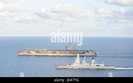 La Marina Francese Horizon-classe cacciatorpediniere missile frigate FS Chevalier Paul (anteriore) vapori in formazione con l'USN Nimitz-class portaerei USS Nimitz Ottobre 22, 2013 nel mar Mediterraneo. (Foto di MCS 3 Nathan R. McDonald/US Navy via Planetpix) Foto Stock