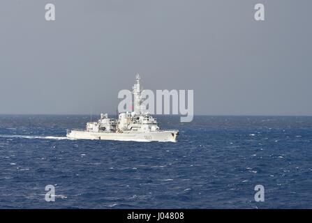 La marina francese F70-class anti-sommergibile frigate FS Jean de Vienne cuoce a vapore in corso Dicembre 5, 2013 nel mar Mediterraneo. (Foto di MCS3 Billy Ho /US Navy via Planetpix) Foto Stock