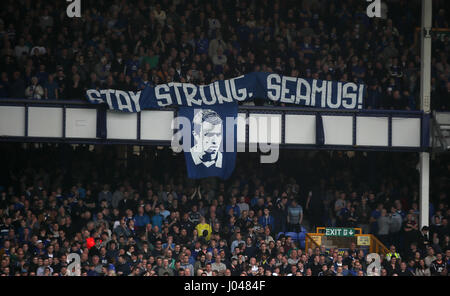 Ventole distendere un banner dedicato a Seamus Coleman durante il match di Premier League a Goodison Park di Liverpool. Foto Stock