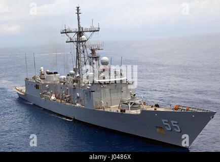 L'USN Oliver Hazard Perry-class guidato-missile fregata USS Elrod cuoce a vapore in corso Aprile 21, 2012 nel Mar dei Caraibi. (Foto di Andy Barrera /US Army via Planetpix) Foto Stock