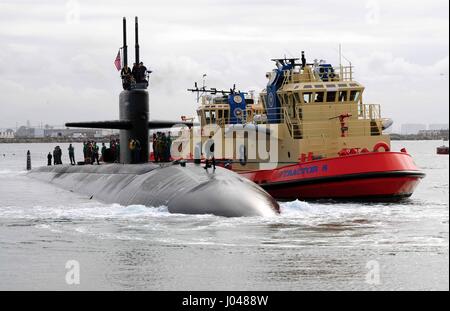 L'USN Los Angeles-classe fast-attacco sommergibile USS La Jolla entra nel porto di San Diego il 5 ottobre 2011 a San Diego, California. (Foto di MCS2 Shannon Warner /US Navy via Planetpix) Foto Stock