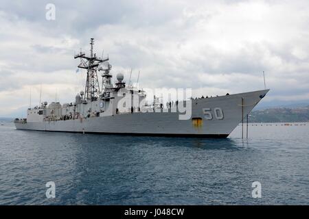 L'USN Oliver Hazard Perry-class guidato-missile fregata USS Taylor arriva in Marathi NATO pier facility Marzo 12, 2014 in Souda Bay, Grecia. (Foto di MCS2 Jeffrey M. Richardson/US Navy via Planetpix) Foto Stock