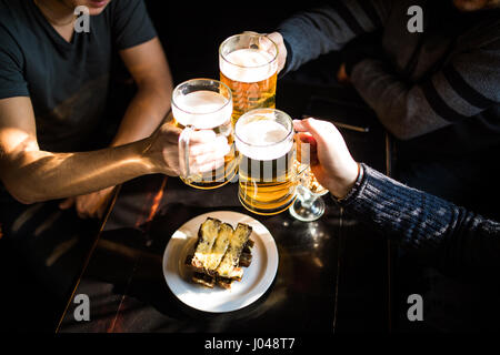 Close-up vista dall'alto di persone azienda boccali di birra Foto Stock