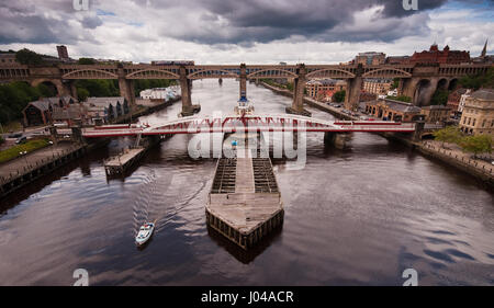 Newcastle, Inghilterra - 27 maggio 2011: una rampa settentrionale classe 142 treno pacer sul livello alto ponte sul fiume Tyne tra Newcastle e Gateshead. Foto Stock