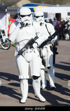 Stormtroopers fictional del soldato di Star Wars in occasione di una mostra la massa Foto Stock