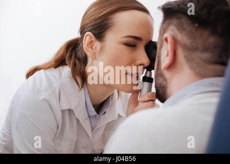 Nice professional ottico utilizzando un moderno dispositivo diagnostico Foto Stock