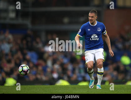 Everton's Phil Jagielka durante la partita della Premier League al Goodison Park, Liverpool. PREMERE ASSOCIAZIONE foto. Data immagine: Domenica 9 aprile 2017. Vedi PA storia CALCIO Everton. Il credito fotografico dovrebbe essere: Nick Potts/PA Wire. RESTRIZIONI: Nessun utilizzo con audio, video, dati, elenchi di apparecchi, logo di club/campionato o servizi "live" non autorizzati. L'uso in-match online è limitato a 75 immagini, senza emulazione video. Nessun utilizzo nelle scommesse, nei giochi o nelle pubblicazioni di singoli club/campionati/giocatori. Foto Stock