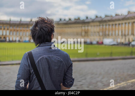 Turisti asiatici presso il Royal Crescent terrazza di case in stile georgiano in bagno, Somerset, Inghilterra, Regno Unito Foto Stock