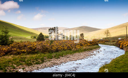 L'acqua Leithin fiume si snoda attraverso il paesaggio di rotolamento del Moorfoot sulle colline vicino a Inverleithin in Scozia meridionale dell'altopiano. Foto Stock
