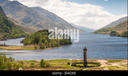 Il memoriale della rivolta giacobita sorge sulle rive di Loch Shiel sotto le pittoresche montagne di West Highlands della Scozia. Foto Stock