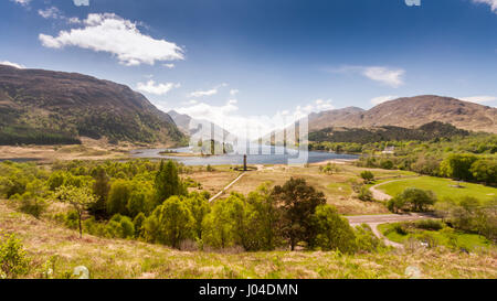 Il memoriale della rivolta giacobita sorge sulle rive di Loch Shiel sotto le pittoresche montagne di West Highlands della Scozia. Foto Stock