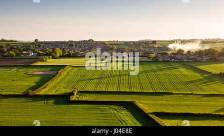 Il villaggio di Porto Milbourne accoccolato tra i campi di colture e pascoli in South Somerset, Inghilterra. Foto Stock