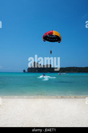 Para la vela oltre mare contro il cielo blu. Sport vacanza turistica nozione di attività Foto Stock