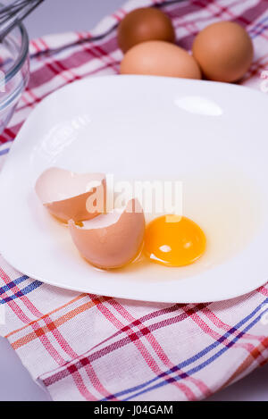 Uova rotte in una ciotola in cucina. Foto Stock
