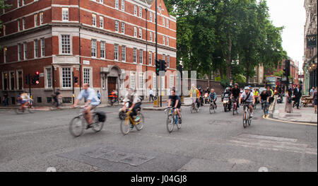 Londra, Inghilterra - Luglio 5, 2011: " commuter " ciclisti insieme fuori da una luce verde a una strada trafficata incrocio nel centro di Londra. Foto Stock