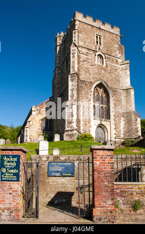 Hastings, Inghilterra - Giugno 8, 2013: il XV secolo tutti i santi, un tradizionale inglese chiesa parrocchiale nella città vecchia di Hastings. Foto Stock