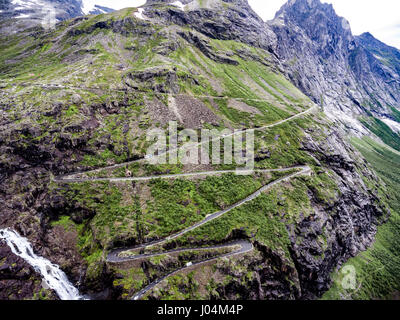 Di Troll Trollstigen percorso o Trollstigveien tortuosa strada di montagna in Norvegia la fotografia aerea. Foto Stock