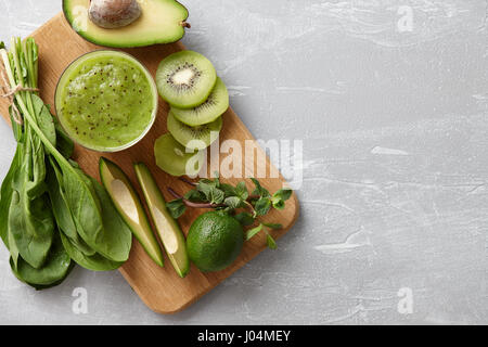 Un sano frullato verde ingredienti Foto Stock