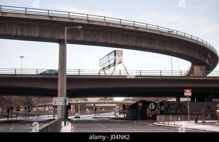 Glasgow, Scotland, Regno Unito - 9 Gennaio 2011: Calcestruzzo cavalcavia all'intersezione dell'autostrada M8 e la superstrada Clydeside a Anderston nel centro Foto Stock